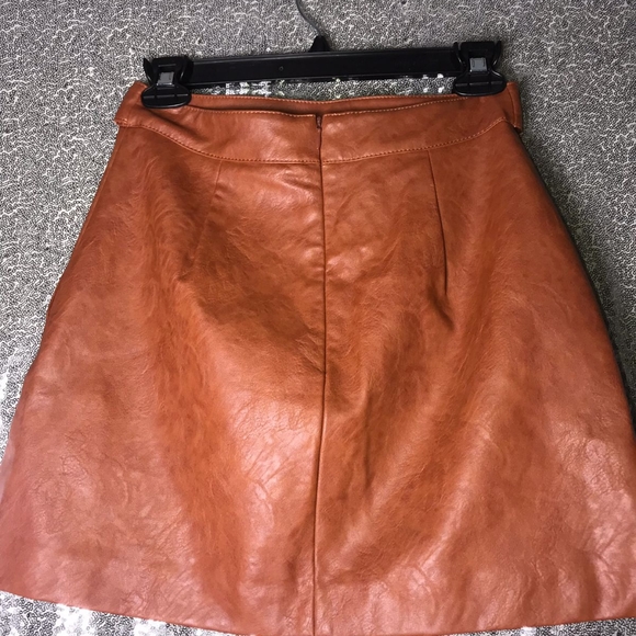 brown faux leather skirt with golden buttons - Picture 2 of 4
